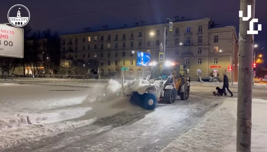 Коммунальные службы Колпино в усиленном режиме чистят район