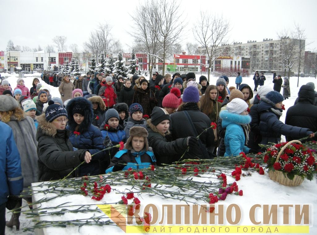 Мемориальное воинское захоронение на улице Веры Слуцкой. Возложение цветов и митинг. Фото