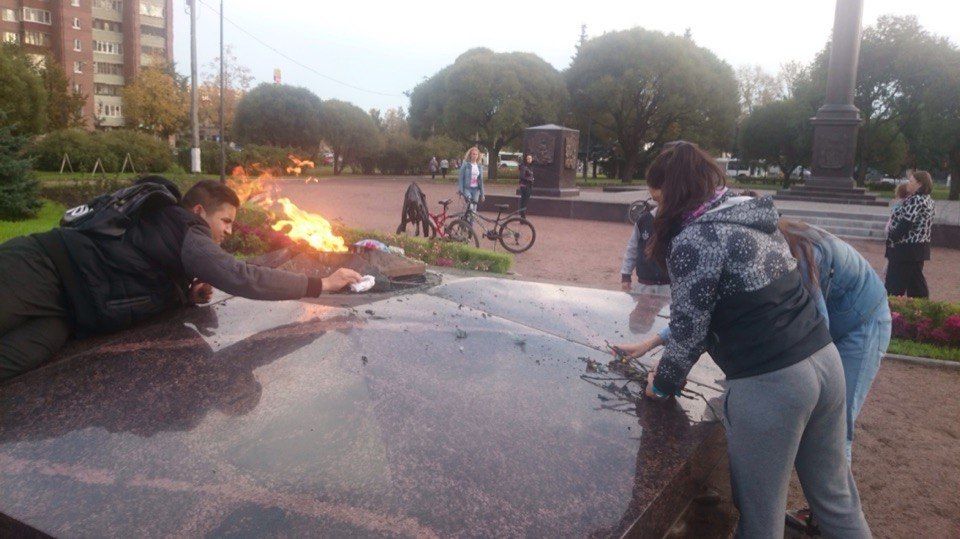 Молодогвардейцы Колпино устранили последствия вандализма