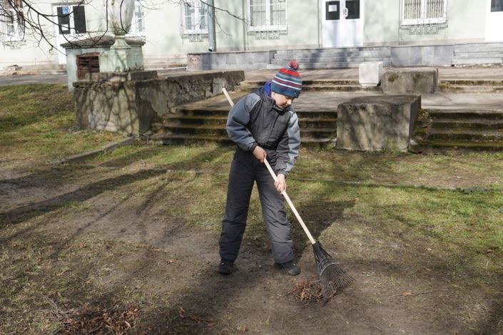 В рамках месячника по благоустройству в Колпинском районе убрано 83% территорий