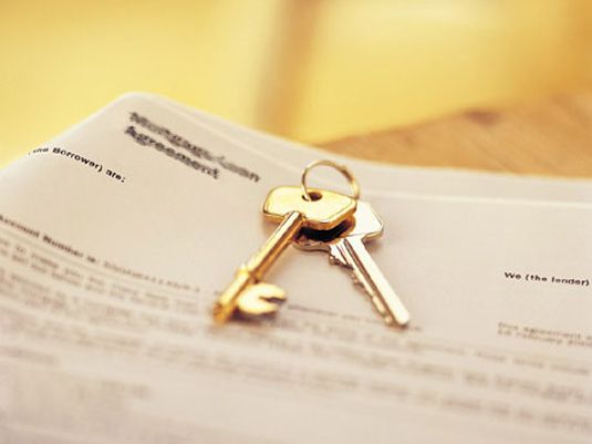 Колпинский учитель получил документы на новую квартиру из рук губернатора