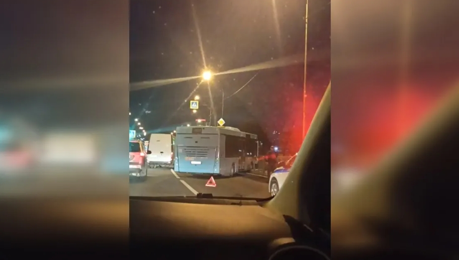 Лазурный автобус протаранил забор в&nbsp;Колпино