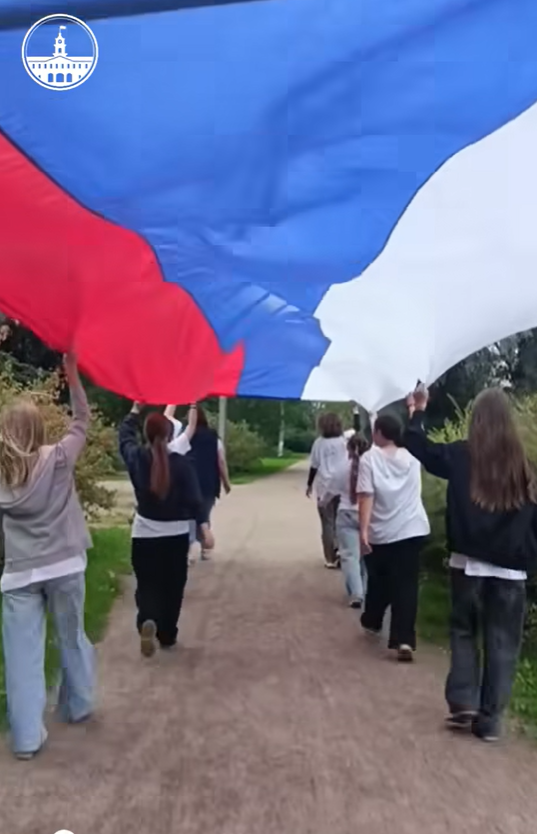 В Колпино провели гражданско-патриотическую акцию «Флаг над городом…»