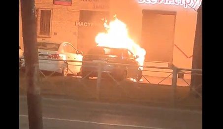 В Колпино огонь уничтожил два припаркованных автомобиля