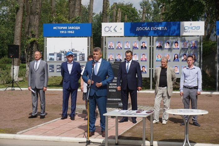 Глава района Анатолий Повелий поздравил Средне-Невский судостроительный завод с Днем рождения