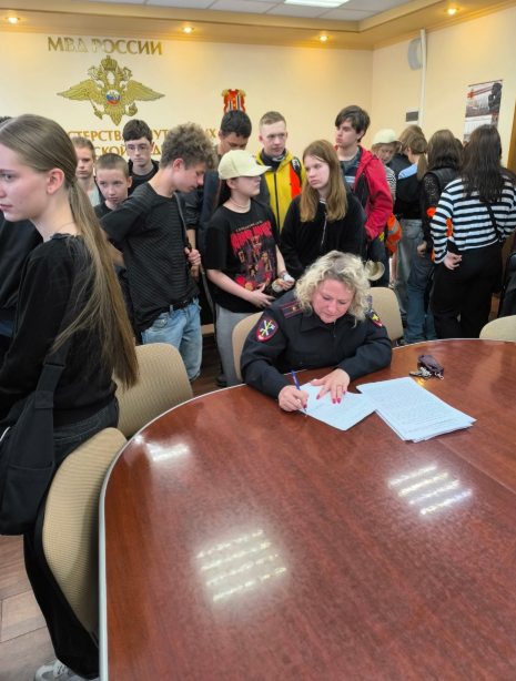 Лекция по профилактике правонарушений, организованная для 82 подростков в возрасте от 14 до 18 лет прошла в Колпинском районе