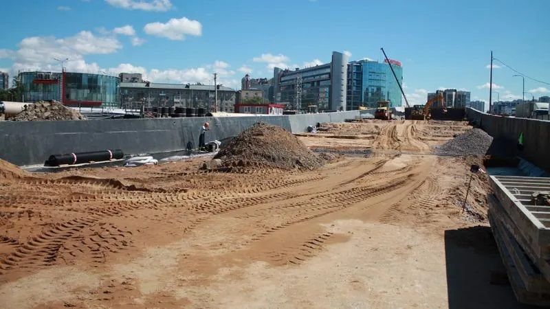 На Московско-Дунайской транспортной развязке смонтировали три 100-тонных блока На Московско-Дунайской транспортной развязке смонтировали три 100-тонных блока