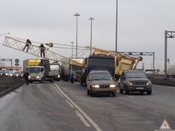 Очевидец: На Софийской завалился автокран