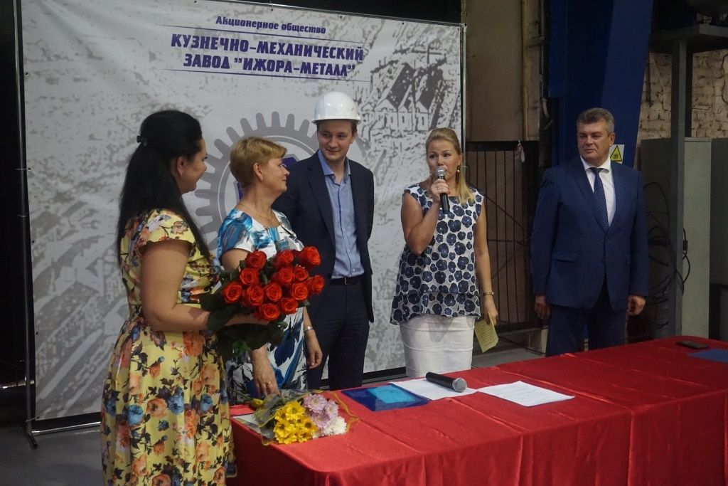Глава Колпинского района Анатолий Повелий поздравил работников КМЗ «Ижора-Металл» с профессиональным праздником