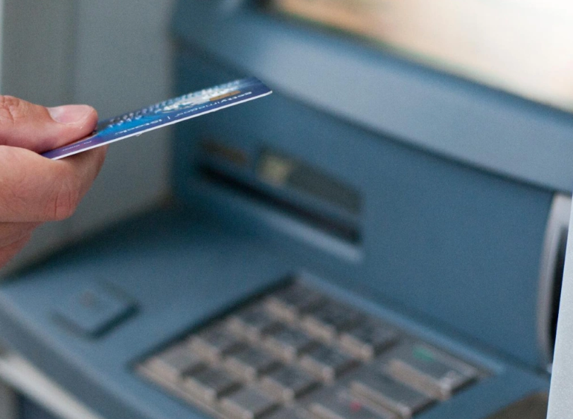 Россияне столкнулись с блокировками при снятии крупной суммы в банкоматах