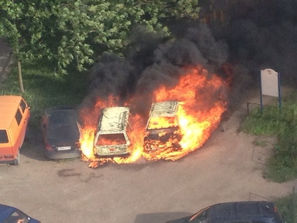Крупный пожар в&nbsp;Колпино: сгорели три легковые машины