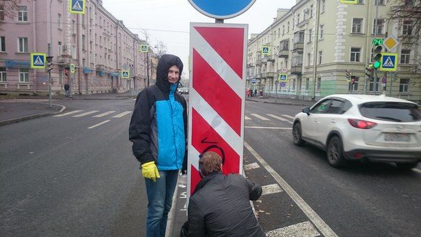 Молодогвардейцы Колпинского района очистили дорожные знаки от граффити