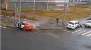 Колпинские автомобилисты не поделили дорогу и снесли светофор
