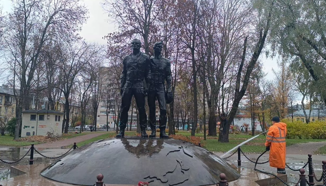 В Колпино помыли памятник воинам-интернационалистам