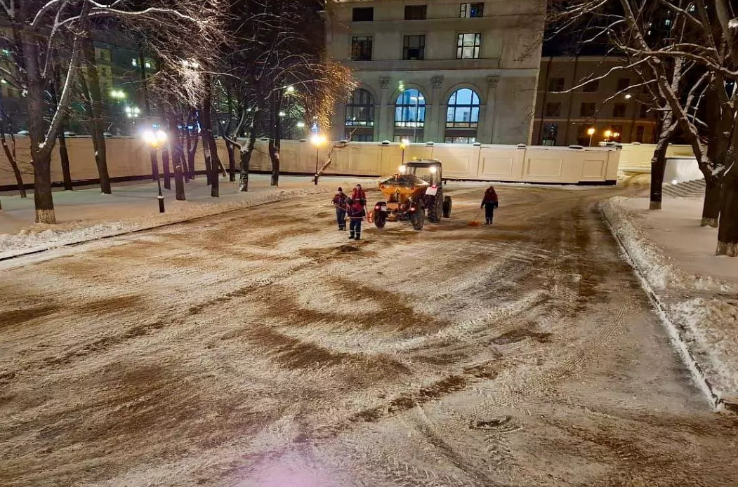 В канун Рождества коммунальщики приводят в порядок дороги и парковки возле храмов Петербурга