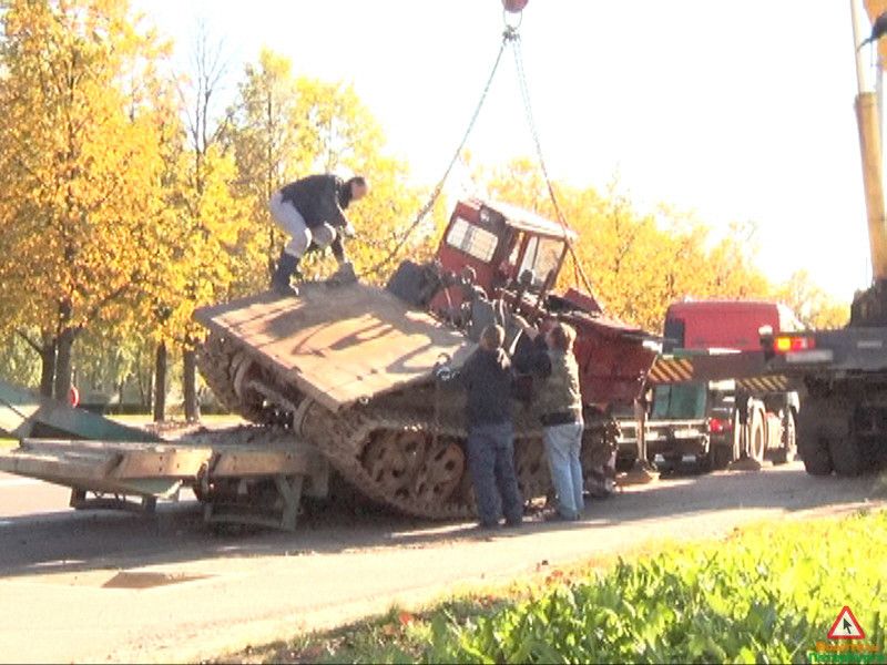 На улице Танкистов трал чуть не потерял трактор на повороте.  