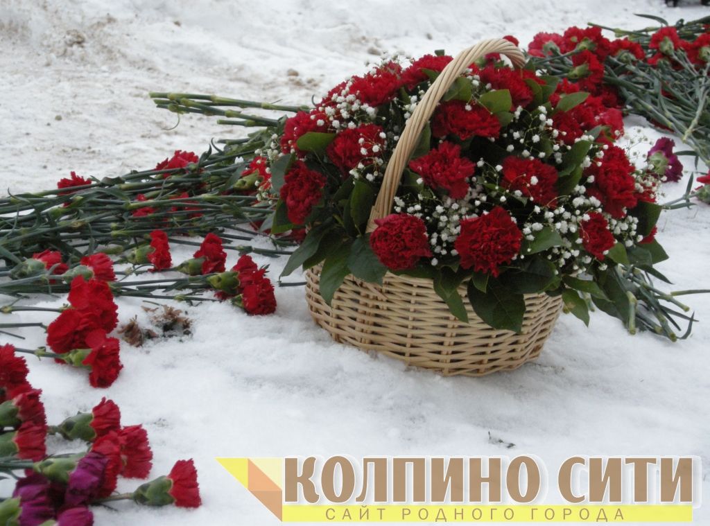Мемориальное воинское захоронение на улице Веры Слуцкой. Возложение цветов и митинг. Фото