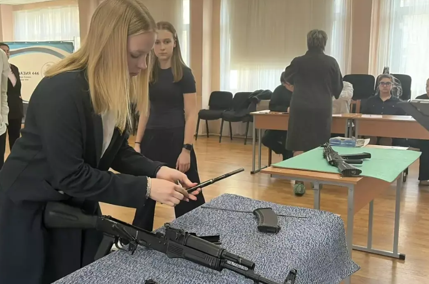 В Колпинской школе прошли соревнования по военно-прикладному троеборью