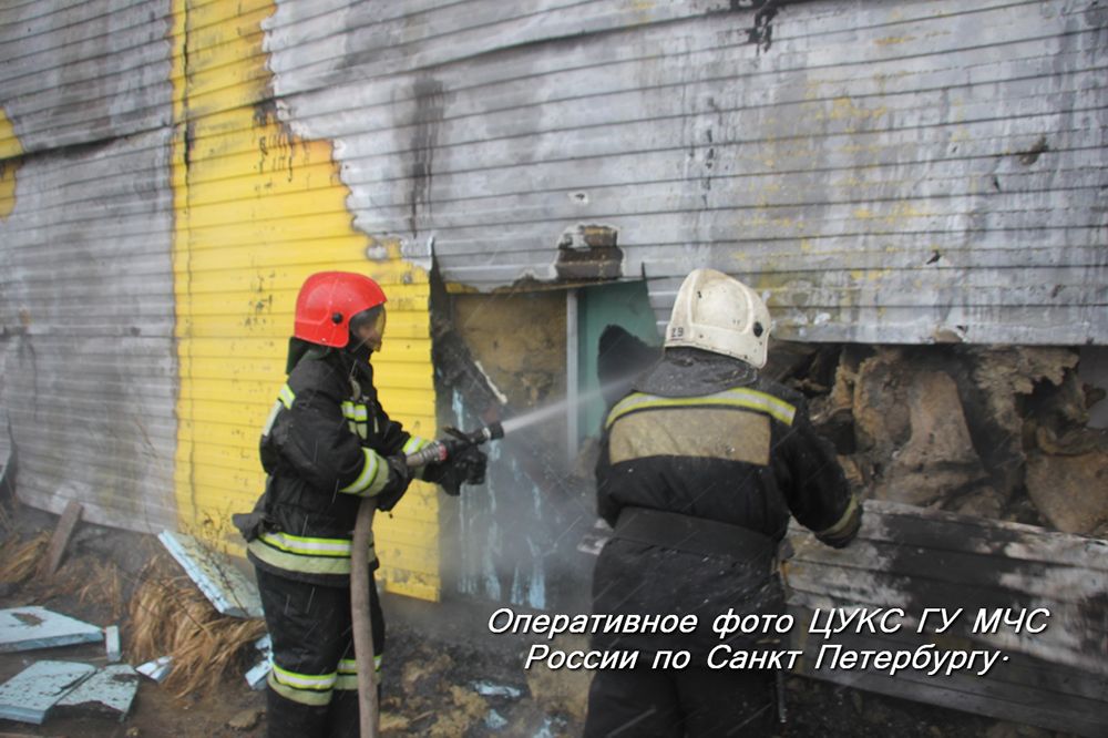 Фоторепортаж с места пожара в Колпинском районе Санкт-Петербурга