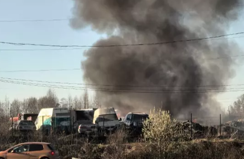 На заправке в Колпинском районе загорелись бензовозы