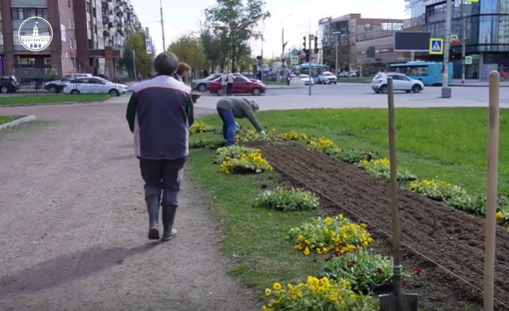 «Колпинское» дарит цветы ветеранам и городу