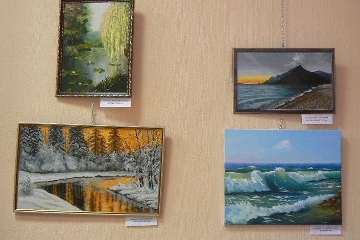 В КДЦ "Ижорский" проходит выставка картин пожилых граждан