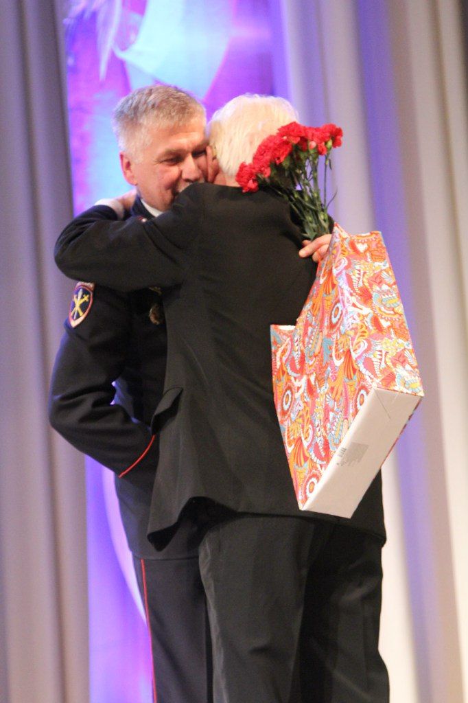 В ДК "Ижорский" сотрудники полиции отметили профессиональный праздник