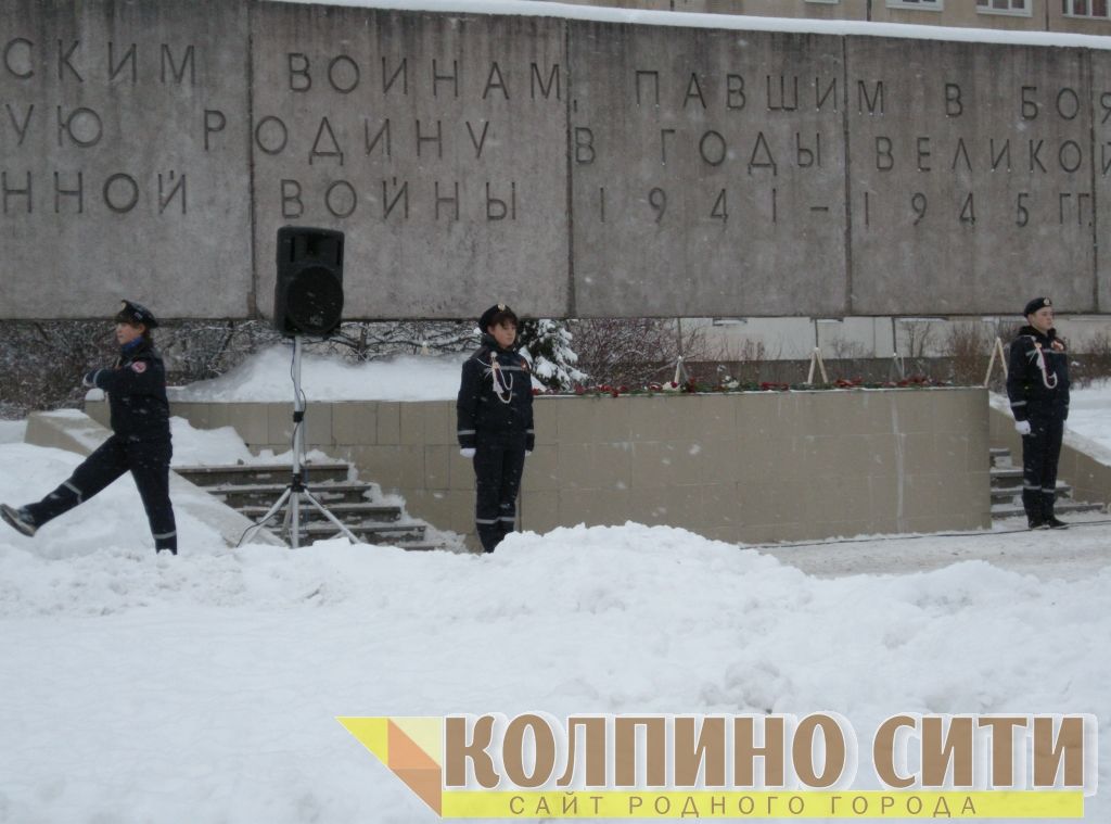 Мемориальное воинское захоронение на улице Веры Слуцкой. Возложение цветов и митинг. Фото
