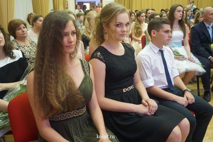 В Колпинском районе награды «За особые успехи в учении» получил 51 выпускник