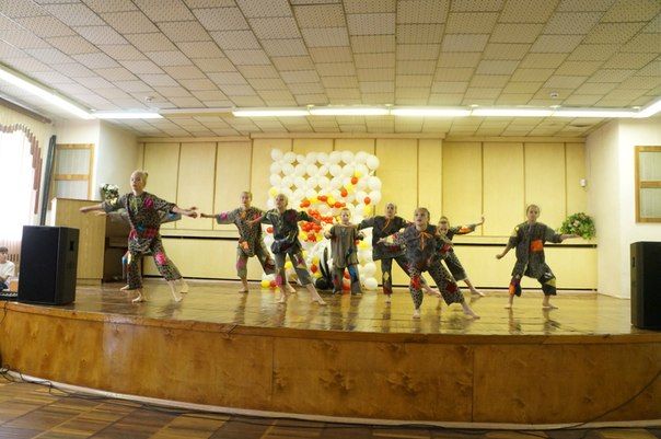 Творческие коллективы Колпинского района поздравили юных пациентов Детской городской больницы № 22