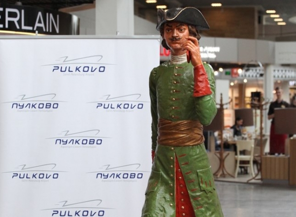 В&nbsp;петербургском аэропорту теперь стоит Петр I&nbsp;с&nbsp;чемоданом и&nbsp;смартфоном