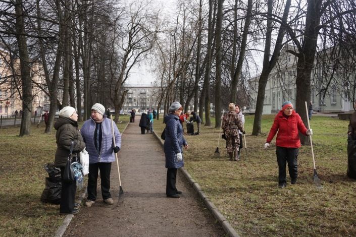 В рамках месячника по благоустройству в Колпинском районе убрано 83% территорий