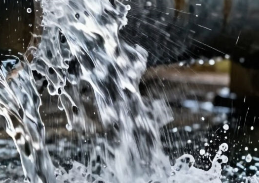 Трубу с холодной водой прорвало в Колпино