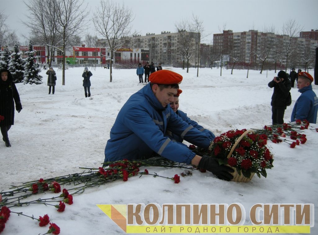 Мемориальное воинское захоронение на улице Веры Слуцкой. Возложение цветов и митинг. Фото