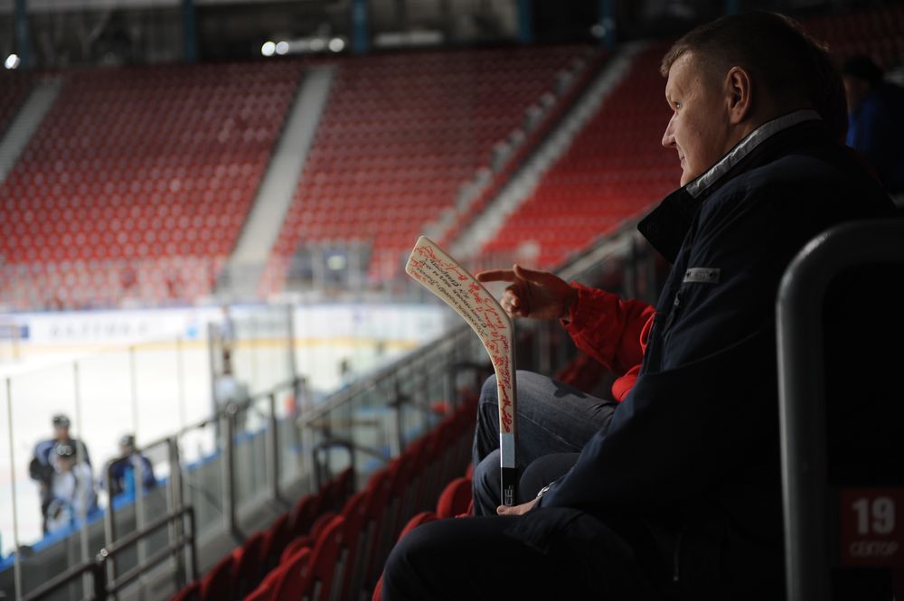 Хоккеисты "Северстали" поздравили новую любительскую команду из Колпино со спортивным стартом