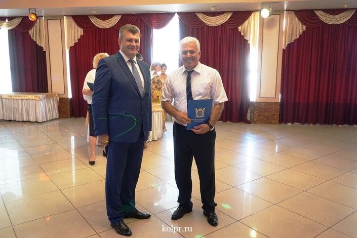 Глава района Анатолий Повелий поздравил работников сферы потребительского рынка Колпинского района