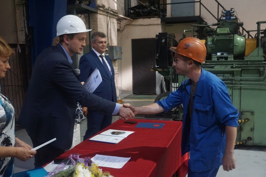 Глава Колпинского района Анатолий Повелий поздравил работников КМЗ «Ижора-Металл» с профессиональным праздником