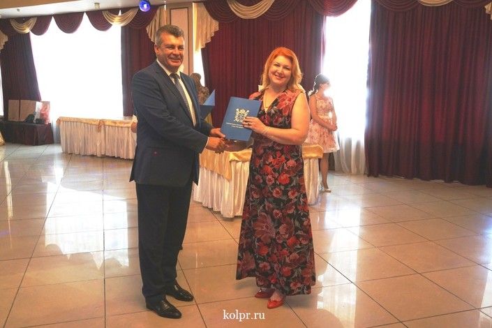 Глава района Анатолий Повелий поздравил работников сферы потребительского рынка Колпинского района