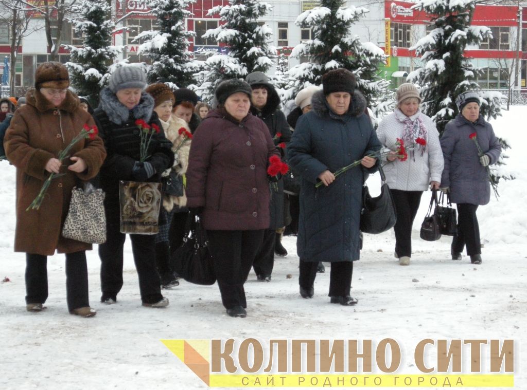 Мемориальное воинское захоронение на улице Веры Слуцкой. Возложение цветов и митинг. Фото