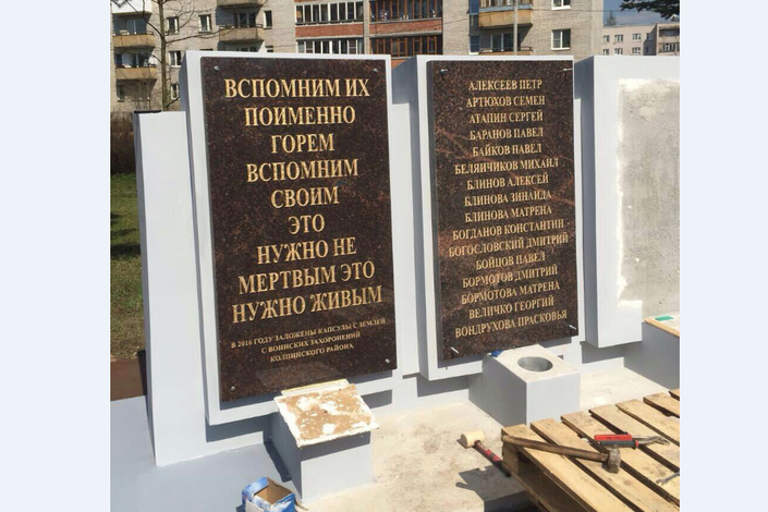 ФОТО: Глава района Анатолий Повелий проинспектировал ход работ по реконструкции Стены памяти работников УИФК в поселке Понтонный