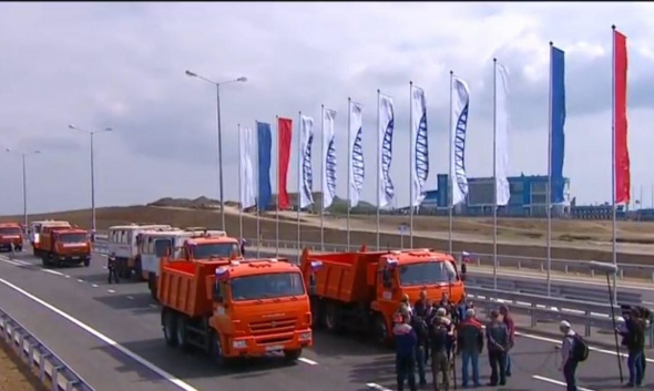 Владимир Путин за&nbsp;рулем грузовика открыл движение по&nbsp;Крымскому мосту