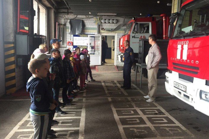 Школьники посетили 48-ю пожарно-спасательную часть Колпинского района