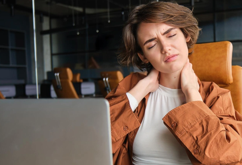 Ортопед назвал 5 лучших упражнений от болей в спине для офисных сотрудников