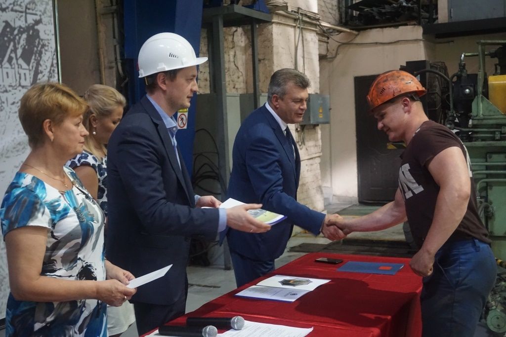 Глава Колпинского района Анатолий Повелий поздравил работников КМЗ «Ижора-Металл» с профессиональным праздником