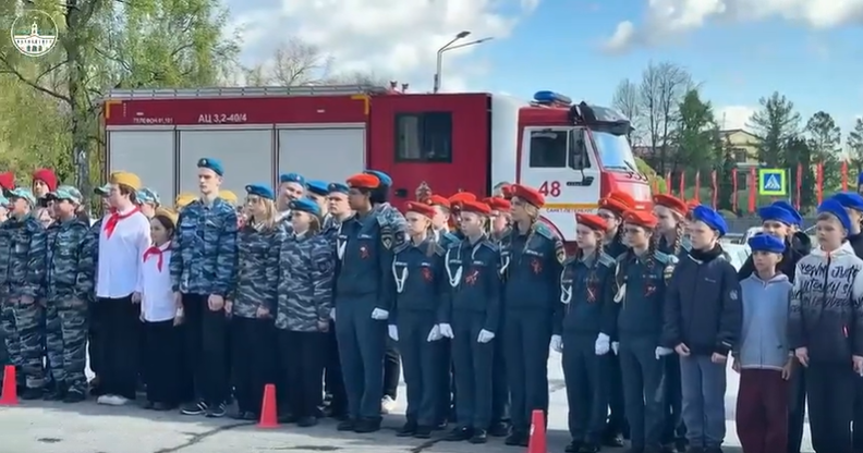 20 команд из школ Колпинского района отправились на IX слёт юных пожарных в лагерь «Заря»