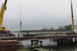 Начался монтаж надводной части моста через Ижорский пруд