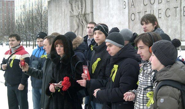 В Колпинском районе прошла уличная акция «Память пылающих лет».