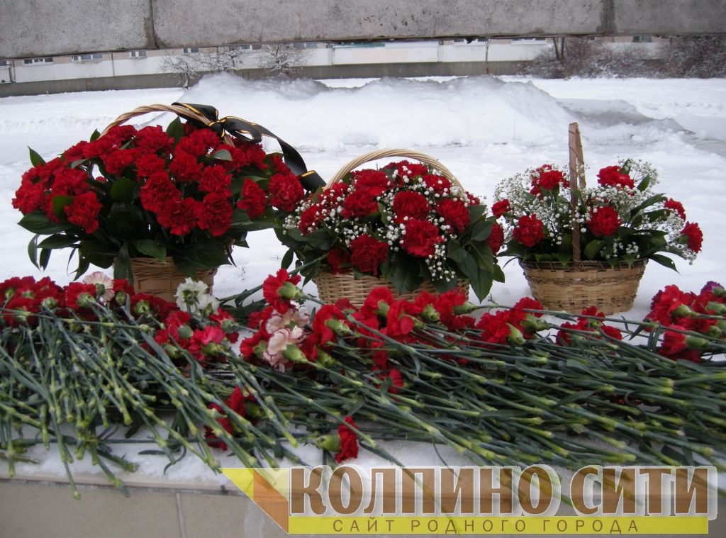 Мемориальное воинское захоронение на улице Веры Слуцкой. Возложение цветов и митинг. Фото