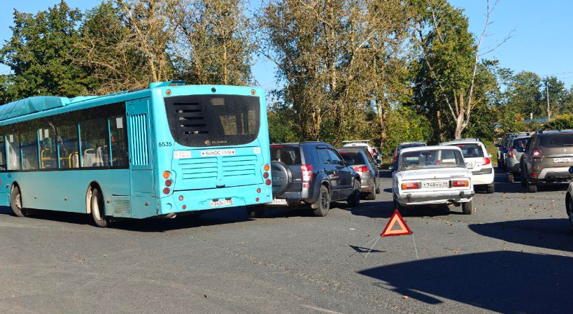 ДТП с автобусом собрало пробку на вокзале в Красном Селе