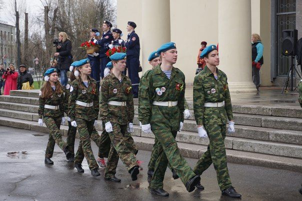 Более 300 колпинских юнармейцев отправились на финальные игры «Зарница-2016»